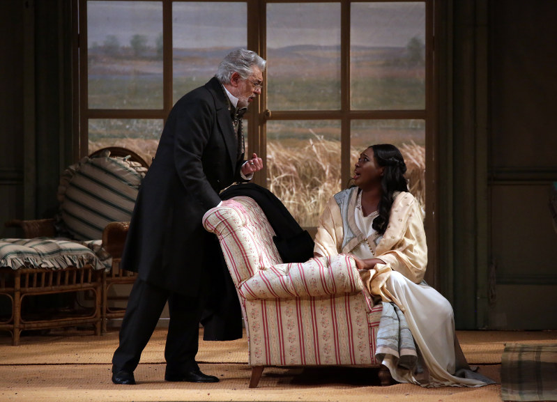 第2幕より、ヴィオレッタ(ブルー)とジェルモン(ドミンゴ)=2019年3月、ミラノ・スカラ座 (C) Taetro alla Scala