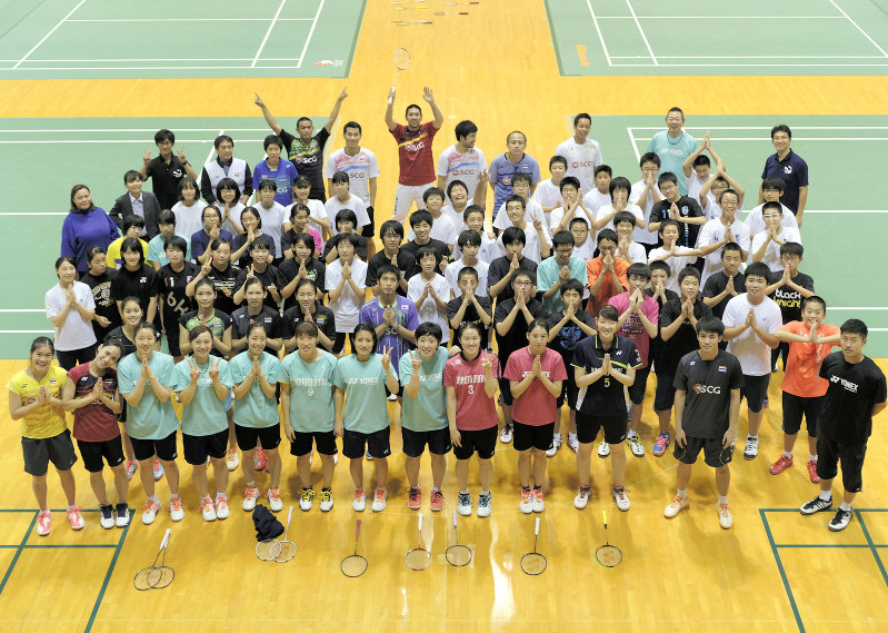 東京五輪事前合宿地に決定後の2017年9月に美郷町で合宿するタイの代表選手と北都銀行バドミントン部選手ら=秋田県美郷町提供