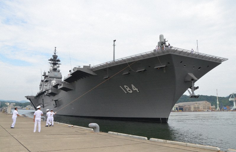 舞鶴市の海上自衛隊北吸岸壁に接岸するヘリコプター搭載護衛艦「かが」=京都府舞鶴市で2017年7月11日、鈴木健太郎撮影