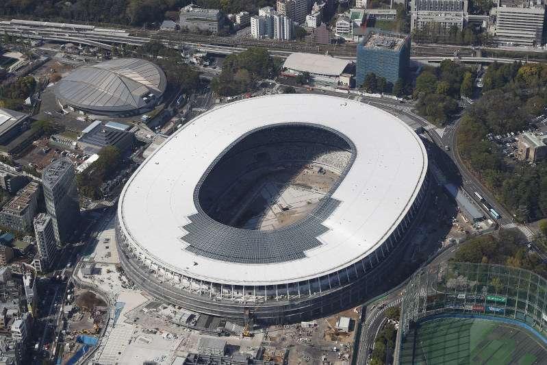 建設中の新国立競技場=東京都新宿区で2019年4月16日、本社ヘリから