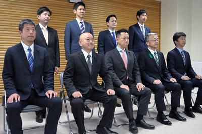 記章を胸に記念撮影に臨む新人8人と元職1人の福井県議9人＝福井市大手3の県議会議事堂で、大森治幸撮影