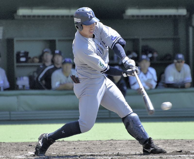 【ヤマハ-日本通運】一回裏日本通運1死二、三塁、北川が先制の左前適時打を放つ=岐阜市の長良川球場で、鈴木英世撮影