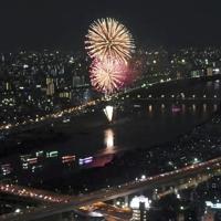 ドローンを使って上空から撮影した花火大会の映像などがＰＲ動画で流れる＝足立区提供