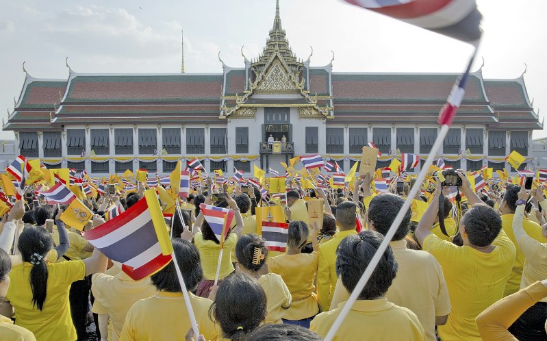 タイで戴冠式が69年ぶりに行われ、ワチラロンコン国王が王宮のバルコニーから市民らに姿を見せた。王室の権威と国民の権利とのバランスも今後の政治課題になる=バンコクで6日、AP