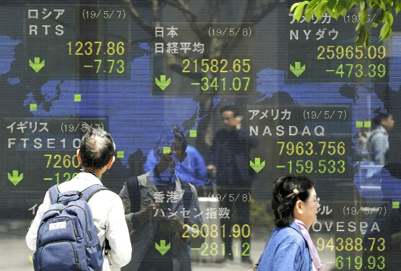 下落した世界の株式指数を示すボード=東京・八重洲で8日