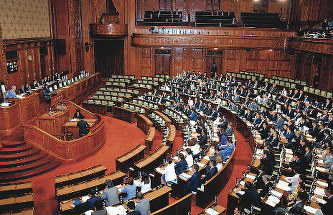 政治分野における男女共同参画の推進に関する法が全会一致で可決、成立した参院本会議=国会内で2018年5月16日、川田雅浩撮影