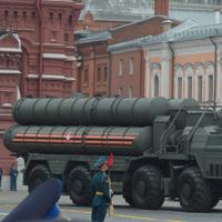 ロシアの対独戦勝記念日の軍事パレードに登場した地対空ミサイルシステム「S400」＝モスクワの赤の広場で2019年5月9日、大前仁撮影
