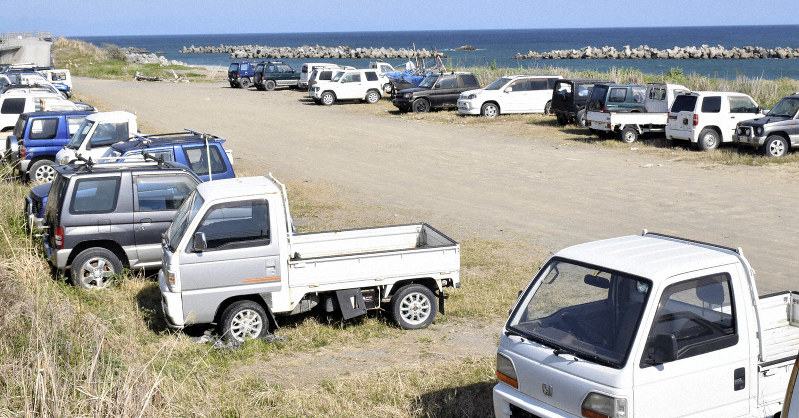 仁ノ海岸に置かれている車=高知市春野町仁ノで2019年4月8日15時12分、北村栞撮影