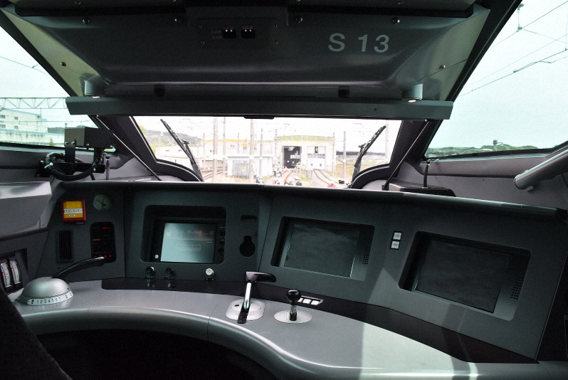 銀の車体に緑の帯、伸び～る鼻……次世代新幹線公開 JR東日本 [写真特集2