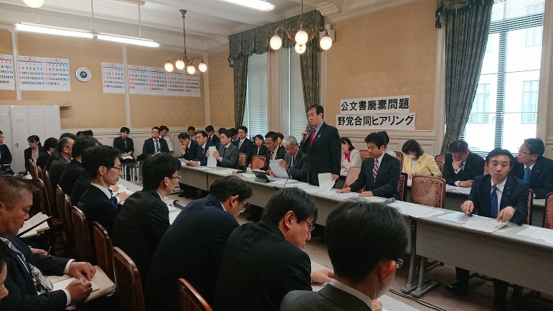 公文書廃棄問題に関する野党合同ヒアリングで、大臣の日程表を即日廃棄するなど短期間で処分している府省の対応を批判する野党議員（右側）＝東京都千代田区永田町で9日正午過ぎ、大場弘行撮影