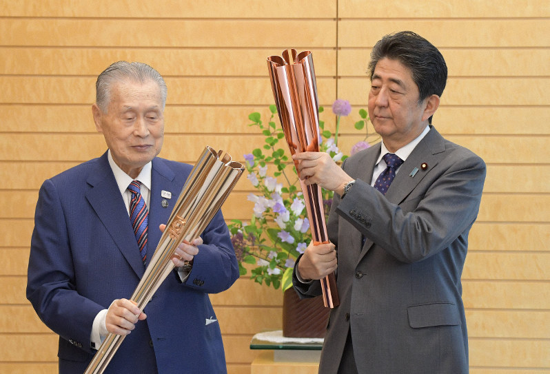 聖火リレーに使うトーチを手にする東京五輪・パラリンピック組織委の森喜朗会長(左)と安倍晋三首相=首相官邸で2019年5月9日午前11時33分、川田雅浩撮影