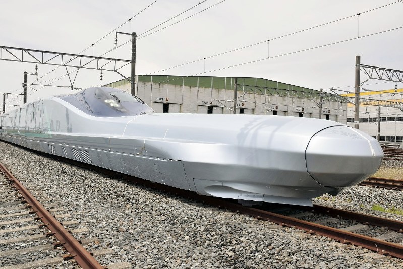 「鼻」の長さが22メートルの「ALFA-X」=宮城県利府町のJR東日本新幹線総合車両センターで2019年5月9日