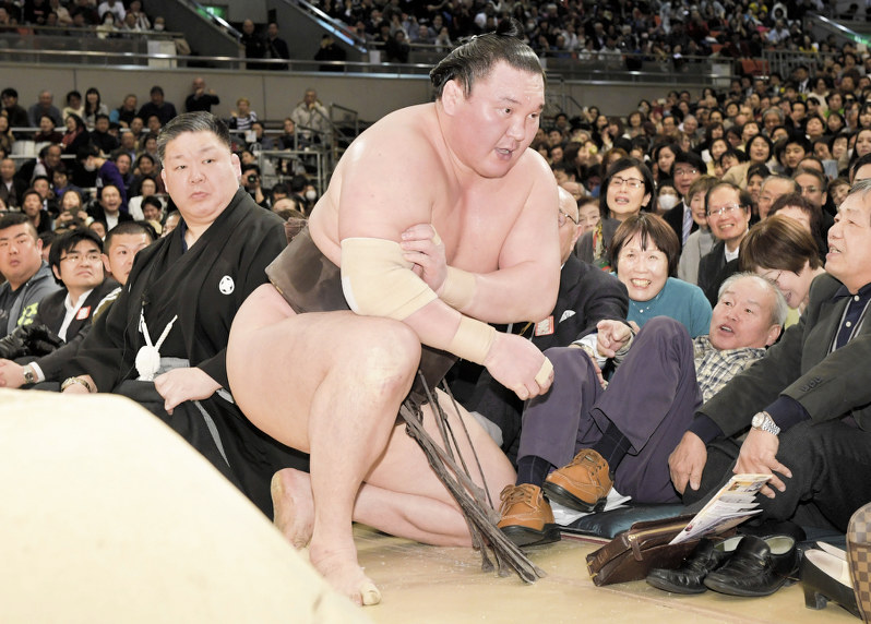 春場所の千秋楽、下手投げで鶴竜を破り、土俵下で右腕をかばいながら立ち上がる白鵬=平川義之撮影