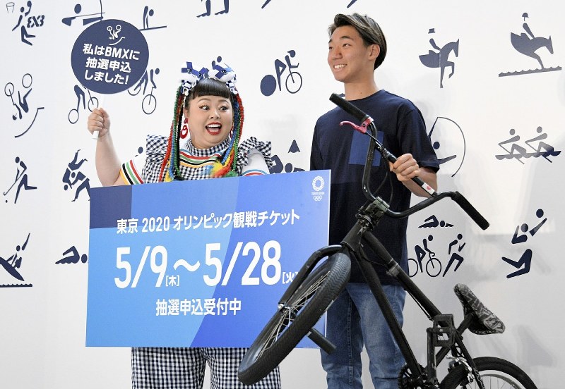 2020年東京五輪国内向けチケットの抽選申し込みが始まり、イベントでPRする自転車BMXの中村輪夢選手(右)とお笑い芸人の渡辺直美さん=東京都港区で2019年5月9日、丸山博撮影