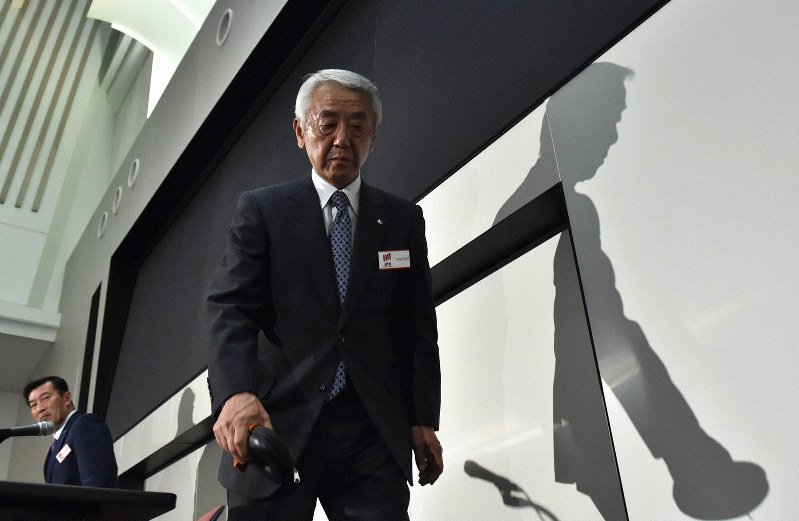 決算発表の記者会見を終え、会場を後にするレオパレス21の深山英世社長=東京都中央区で2019年5月10日午後4時46分、竹内紀臣撮影