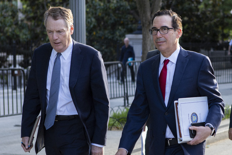 中国の劉鶴副首相と会談を終えたライトハイザー米通商代表(左)とムニューシン米財務長官=米ワシントンで2019年5月9日、AP