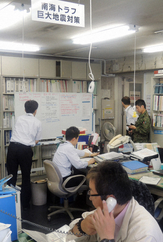 地震を受け、宮崎県庁の災害警戒本部で情報収集に追われる職員ら＝宮崎市で2019年5月10日午前9時54分、柳瀬成一郎撮影