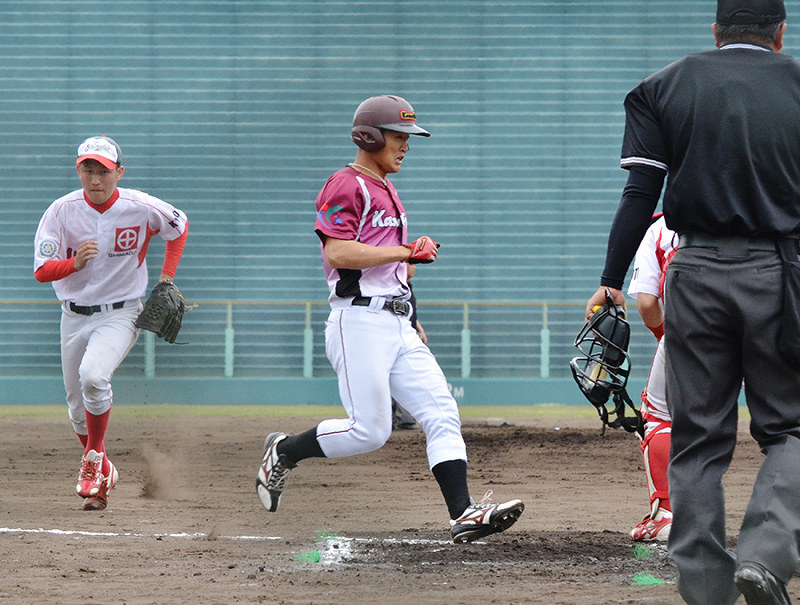 【島津製作所-カナフレックス】二回裏カナフレックス無死二、三塁、前出の右前適時打で三塁から安田が生還し5点目=京都府宇治市の太陽が丘球場で、鈴木健太郎撮影
