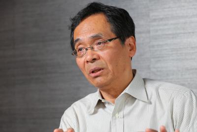 インタビューに答える中央大の広岡守穂教授