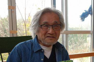絵本「やんばるの少年」を手にする作者の田島さん＝兵庫県・淡路島の自宅で2019年3月27日、御園生枝里撮影