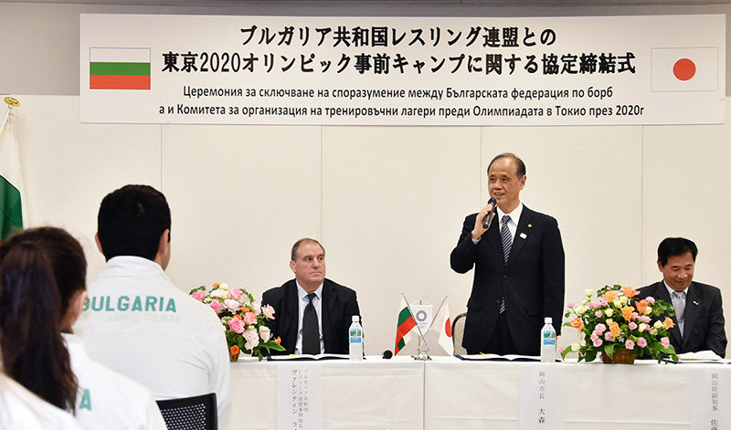 ブルガリアレスリング連盟との協定締結式であいさつをする大森雅夫・岡山市長(右から2人目)=岡山市北区の岡山商工会議所で、益川量平撮影