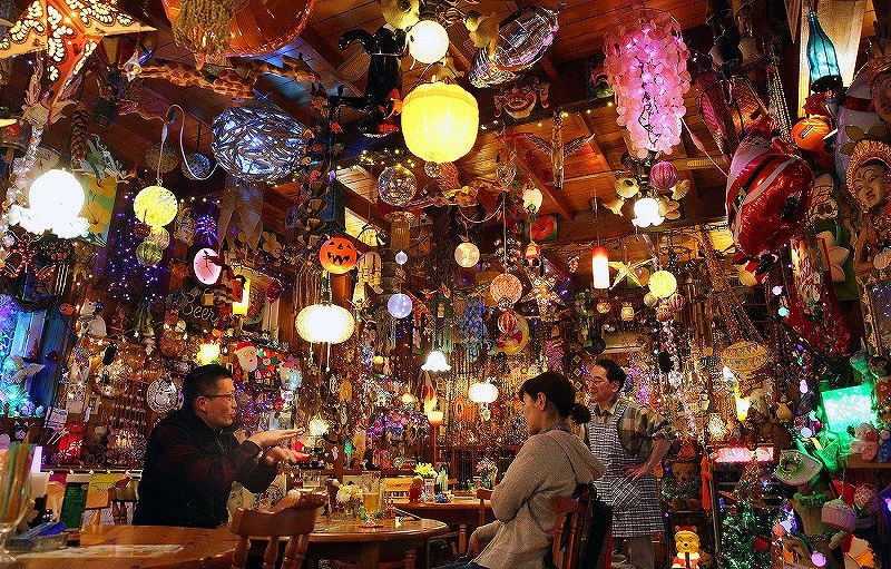 売りは 心 無数の雑貨に囲まれたカフェ 写真特集2 9 毎日新聞