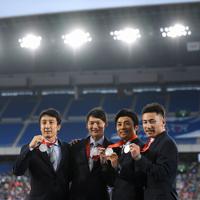 北京五輪400リレーメンバーに銀メダル 朝原さんら4人、新たな思い