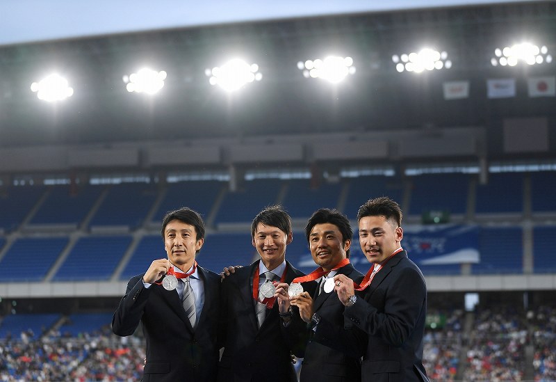 北京五輪400リレーメンバーに銀メダル 朝原さんら4人、新たな思い