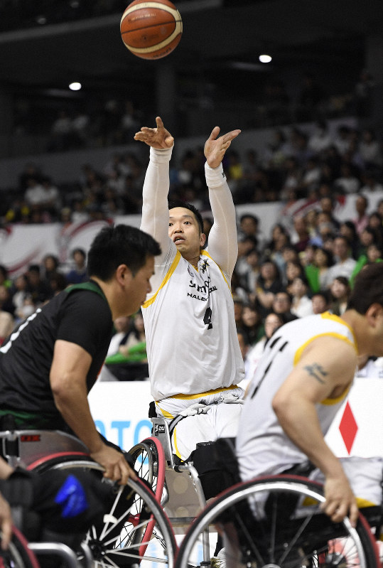 【宮城MAX-埼玉ライオンズ】第3クオーター、シュートを決める宮城MAXの藤本(中央)=東京・武蔵野の森総合スポーツプラザで2019年5月12日、藤井達也撮影