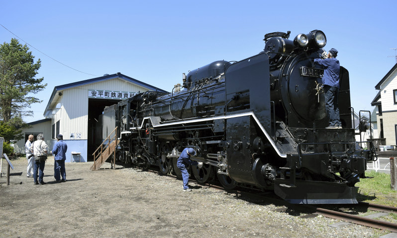 現在、町鉄道資料館で保存されている蒸気機関車「D51 320」は、6月中旬に道の駅に移設される=北海道安平町追分白樺で