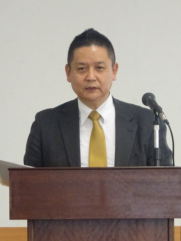 コンビニ加盟店ユニオンの勉強会で各社の行動計画を批判する酒井孝典執行委員長=東京都内で2019年5月13日午後1時10分、本橋敦子撮影