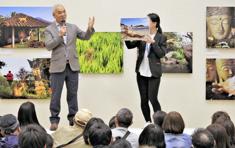 撮影秘話を話す岩合光昭さん=秋田県横手市で2019年、佐藤伸撮影