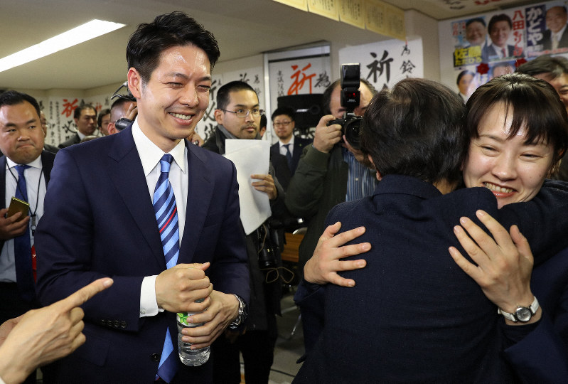 鈴木直道氏(中央左)が初当選した北海道知事選。世論調査は有権者の動向をどこまで反映したのか=札幌市中央区で2019年4月7日、貝塚太一撮影