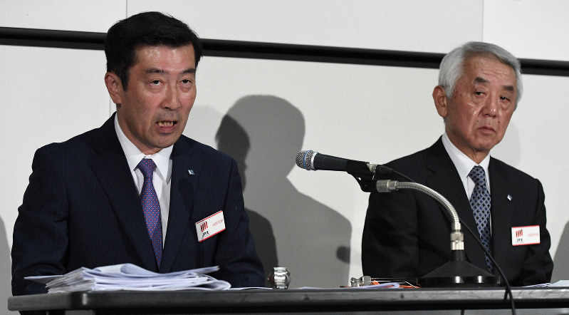 決算発表の記者会見で質問に答えるレオパレス21の(左から)宮尾文也取締役常務執行役員、深山英世社長=東京都中央区で2019年5月10日、竹内紀臣撮影