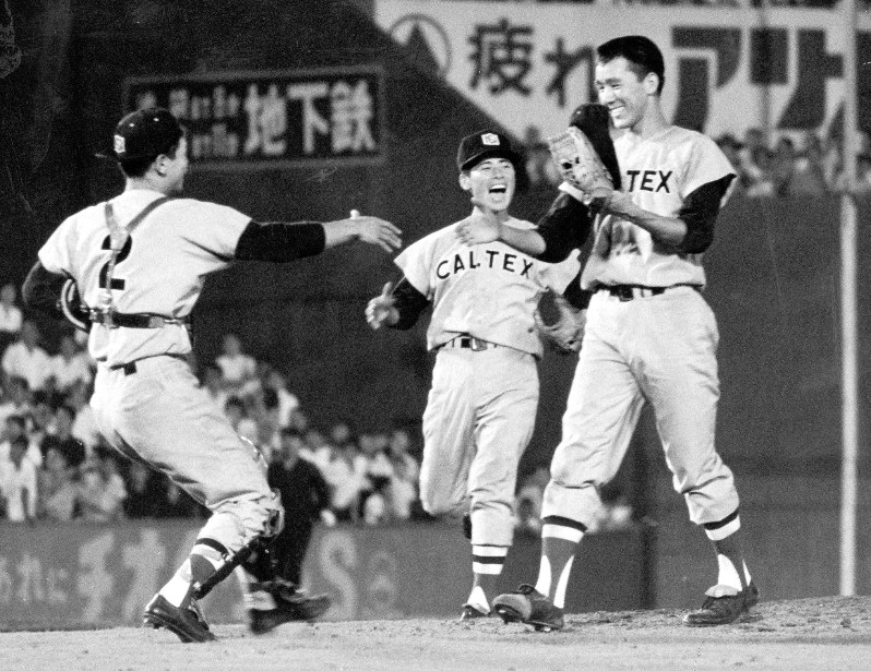 1967年の第38回都市対抗野球大会決勝で完封勝利を挙げた横浜市・日本石油の平松(右)