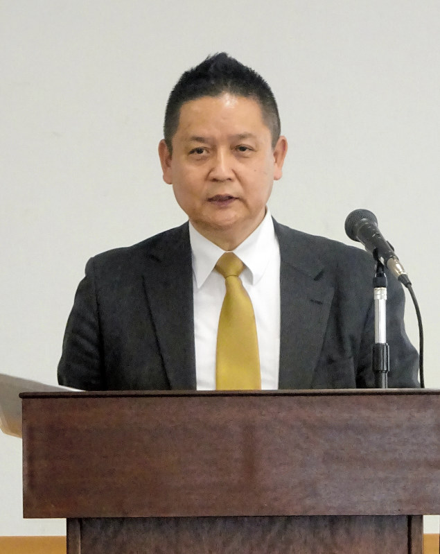 コンビニ加盟店ユニオンの勉強会で各社の行動計画を批判する酒井孝典執行委員長=東京都内で2019年5月13日、本橋敦子撮影
