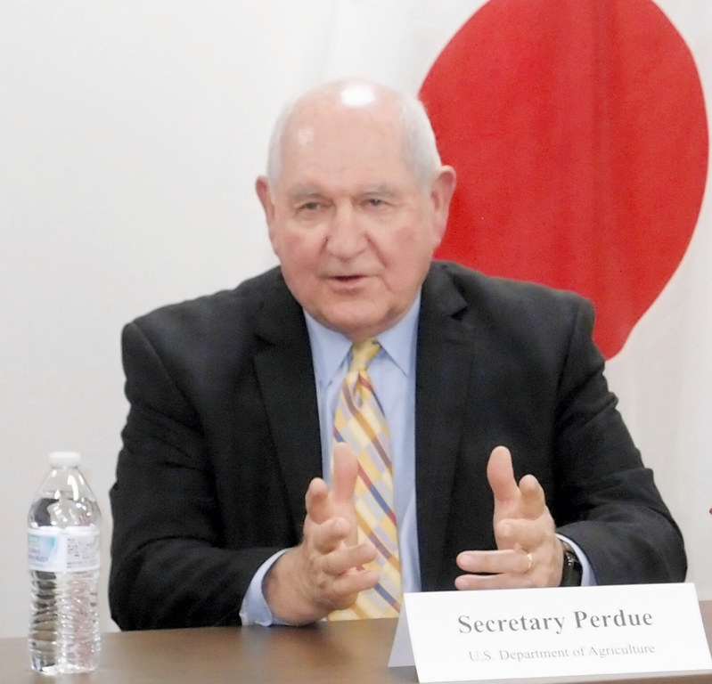 インタビューに答えるパーデュー米農務長官=東京都品川区で2019年5月13日