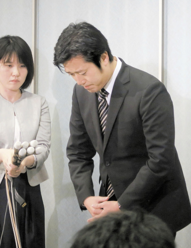 北方領土の元島民に対する不適切な発言について謝罪する日本維新の会の丸山穂高衆院議員=東京・赤坂の議員宿舎で13日午後11時36分