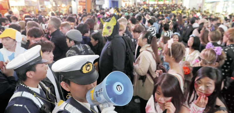 警官らが警戒するなか、仮装してハロウィーンの夜を楽しむ人たちでごったがえす渋谷センター街=東京都渋谷区で2018年10月31日、和田大典撮影
