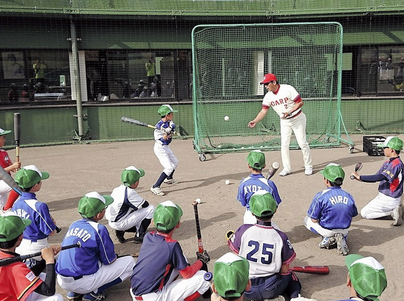 昨年のベースボールキャンプで指導を受ける選手たち=北海道芦別市提供