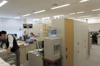 新しく開設された地銀3行共同店舗にある東北銀の事務スペース。右奥は荘内銀のスペースで、間に壁はない＝東京都中央区で