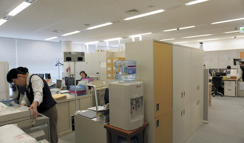 新しく開設された地銀3行共同店舗にある東北銀の事務スペース。右奥は荘内銀のスペースで、間に壁はない=東京都中央区で