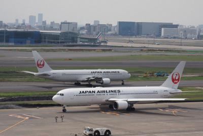 誘導路に並んだ日航機＝東京・羽田空港で2019年5月10日、米田堅持撮影