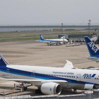 羽田空港に並んだ全日空機＝2019年5月10日、米田堅持撮影