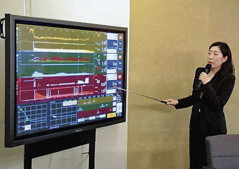 ロボット麻酔システムについて説明する福井大の松木悠佳助教=東京都千代田区の厚生労働省で2019年4月16日14時18分、高野聡撮影