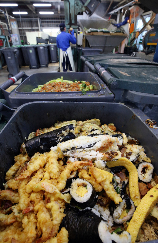 廃棄される恵方巻きの材料とみられる食品=相模原市中央区で2019年2月3日午前11時8分、小川昌宏撮影