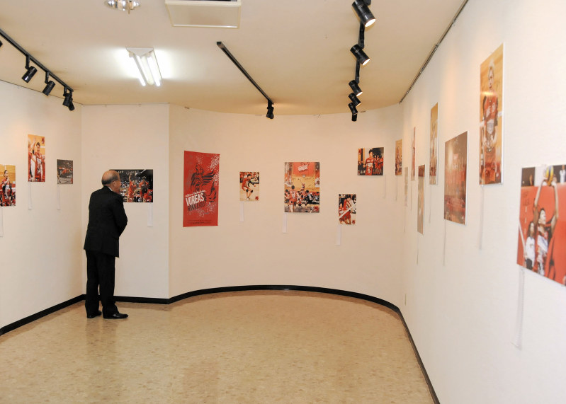 ホームゲームでヴォレアス北海道の選手の迫力ある写真パネルが並ぶ会場=北海道旭川市で