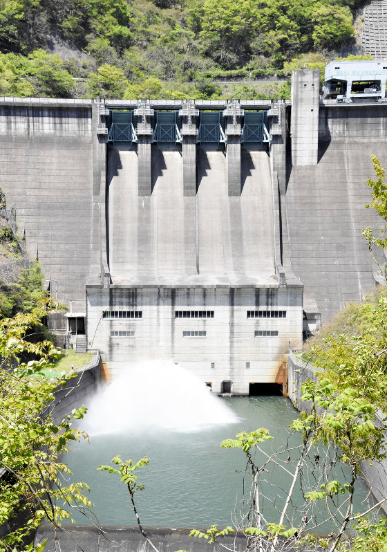 ダム堤頂の市道を歩行者天国にして「薗原湖堰堤まつり」が開かれる薗原ダム=群馬県沼田市利根町で