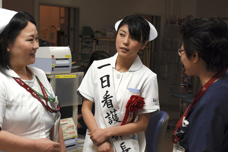 飯塚病院 女優の芳野友美さん 一日看護部長に就任 福岡 毎日新聞