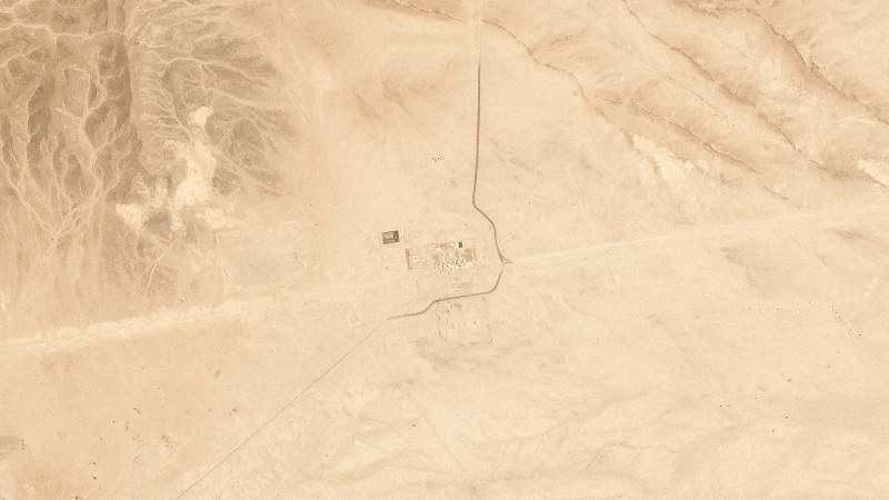 サウジアラビア政府が「ドローン攻撃を受けた」と発表した14日、衛星から撮影された当該の石油パイプラインと関連施設=サウジ中部ダワドミ上空から、AP